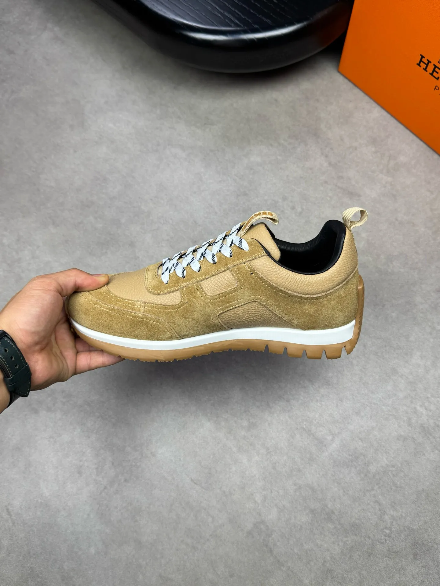 [HERMES] Hermes men's shoes 💰: 800💰 - High-end quality original items 🔍🔍🔍 casual sports shoes - Upper: 🔝 pebbled calfskin, suede calfskin, shoe body forged ´H´ totem, tongue webbing injection molded brand logo - Lining: brand canvas, foot pads; water-dyed cowhide -Outsole: Ultra-light T men's shoes 💰U foam; two-color molded outsole -Ultra-high quality control and fine workmanship: highlighted (high-end, extravagance, grade) -Size: 38-44 (45, can be customized)